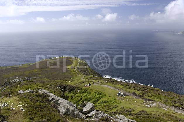 hb072016LE : Touristes le long des falaises de Slieve League, Donegal. Europe, CEE, littoral, sentier, C02 mer, paysage, personnage (Irlande).