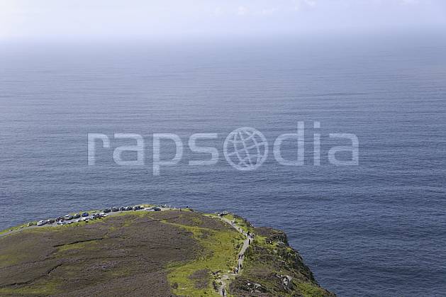 hb072017LE : Touristes le long des falaises de Slieve League, Donegal. Europe, CEE, littoral, sentier, voiture, C02 mer, paysage, personnage (Irlande).