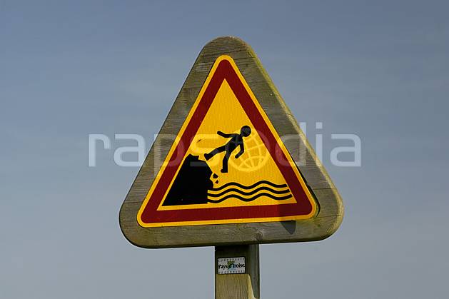 he055314LE : Balisage du sentier littoral, Bretagne. randonnée pédestre Europe, CEE, sport, rando, loisir, action, sport de montagne, signalisation, C02, C01 environnement, mer (France).
