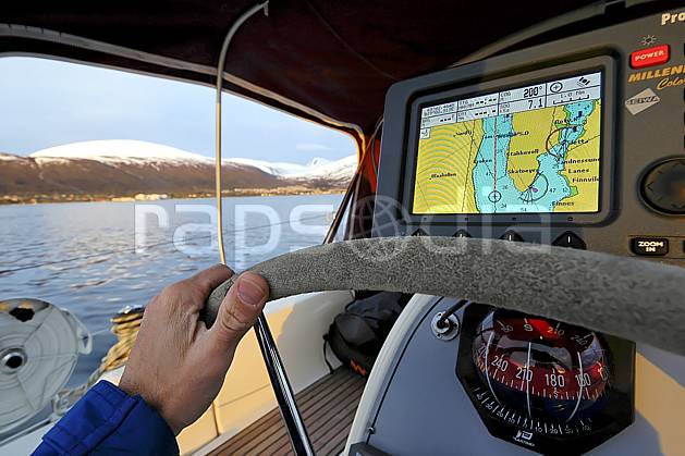 hf054342LE : GPS et boussole à bord d'un voilier. Europe, CEE, instrument de navigation, bateau, voilier, C02, C01 environnement, matériel, mer, transport (France Norvège).